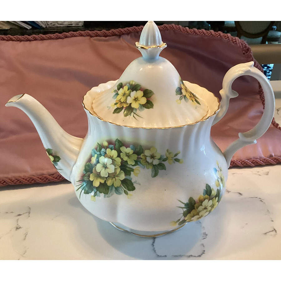 ROA39 Teapot & Lid by Royal Albert-1
