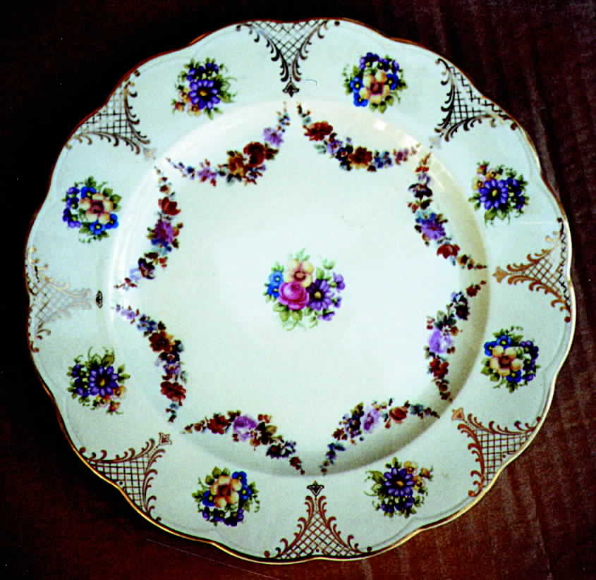 ROB175 Dinner Plate by Royal Bayreuth-1