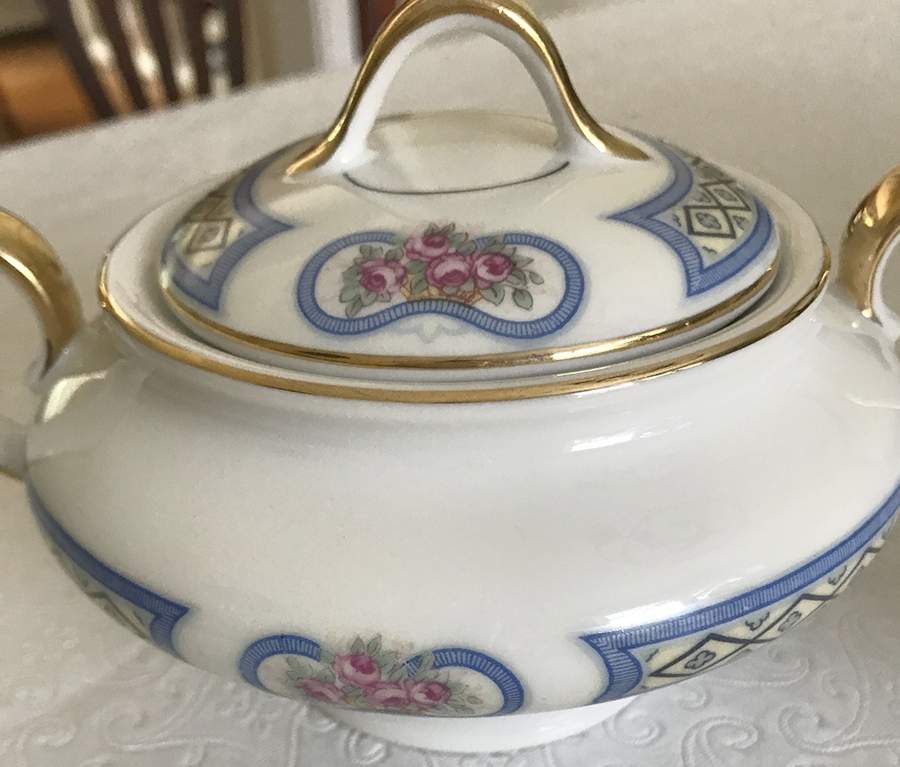 ROB179 Sugar Bowl & Lid by Royal Bayreuth-1