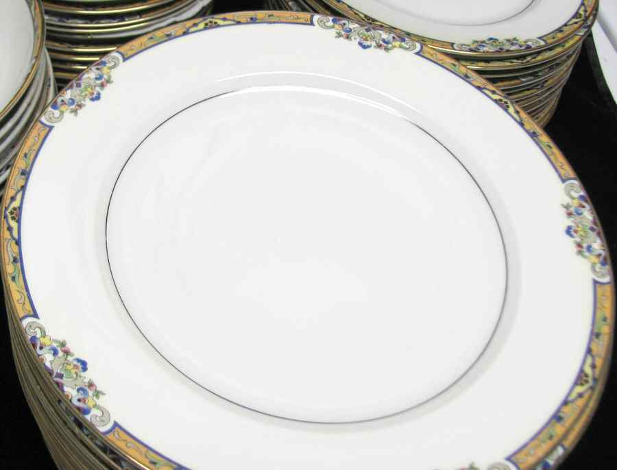 ROB182 Dinner Plate by Royal Bayreuth-1