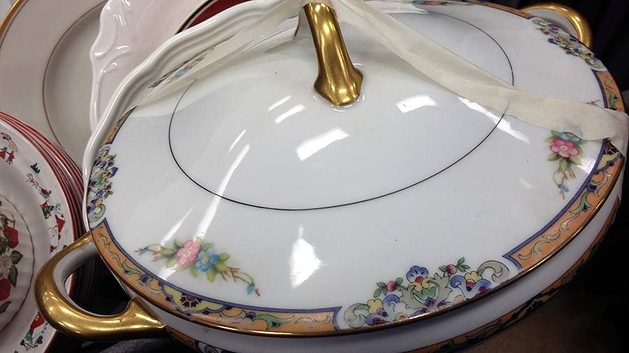 ROB182 Round Covered Vegetable by Royal Bayreuth-1