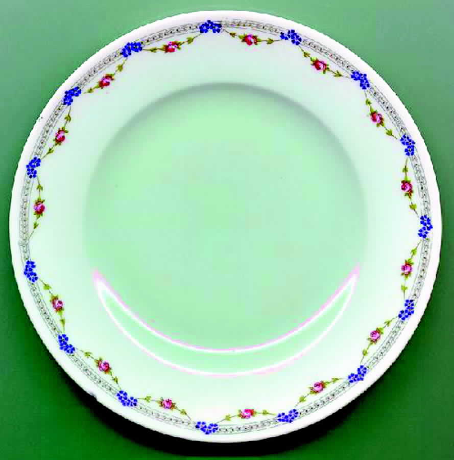 ROB183 Luncheon Plate by Royal Bayreuth-1