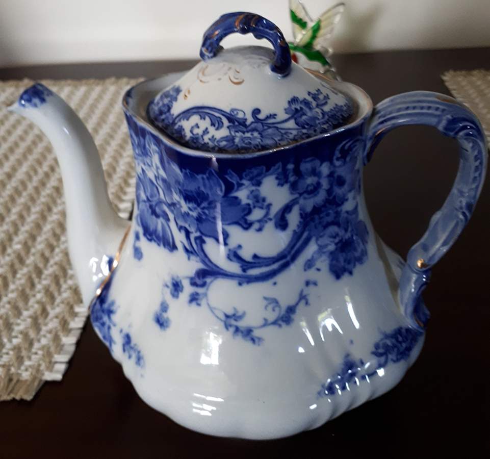 Melrose Teapot & Lid by Royal Doulton-1