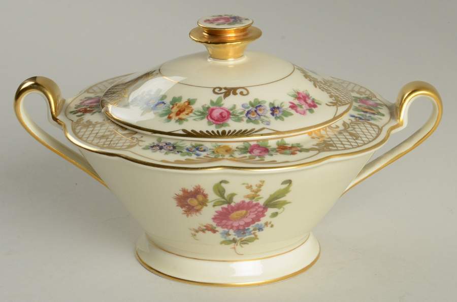 ROB192 Sugar Bowl & Lid by Royal Bayreuth-1