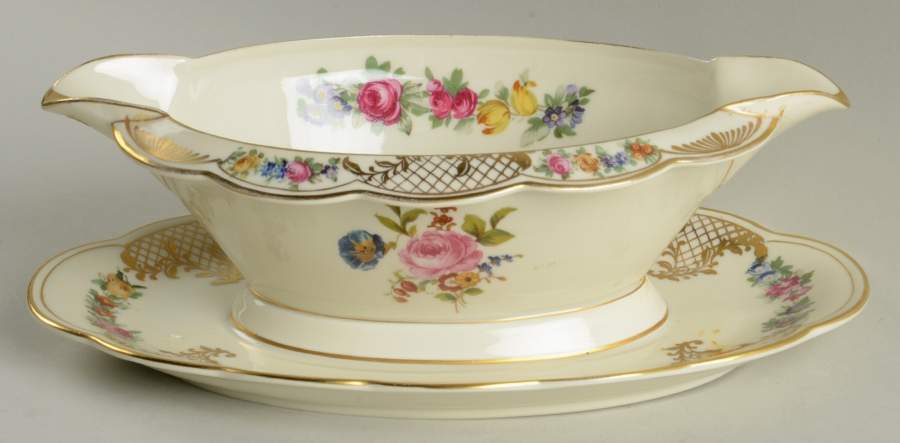ROB192 Gravy Boat with Attached Underplate by Royal Bayreuth-1