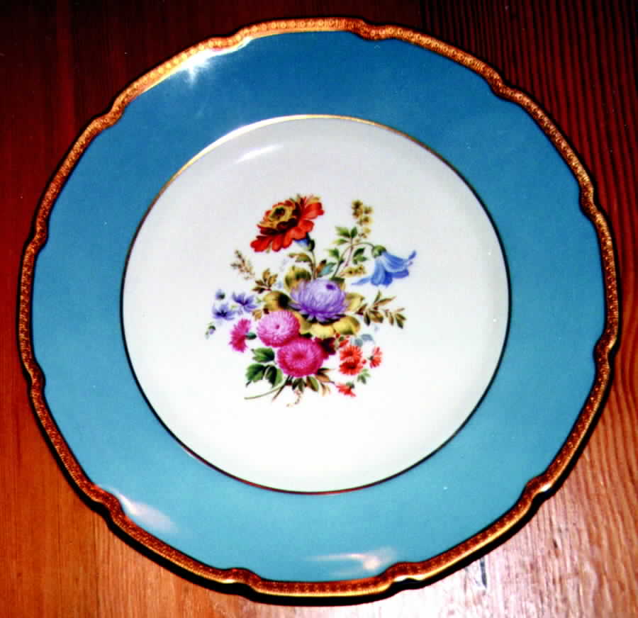 RD81 Dinner Plate by Royal Doulton-1
