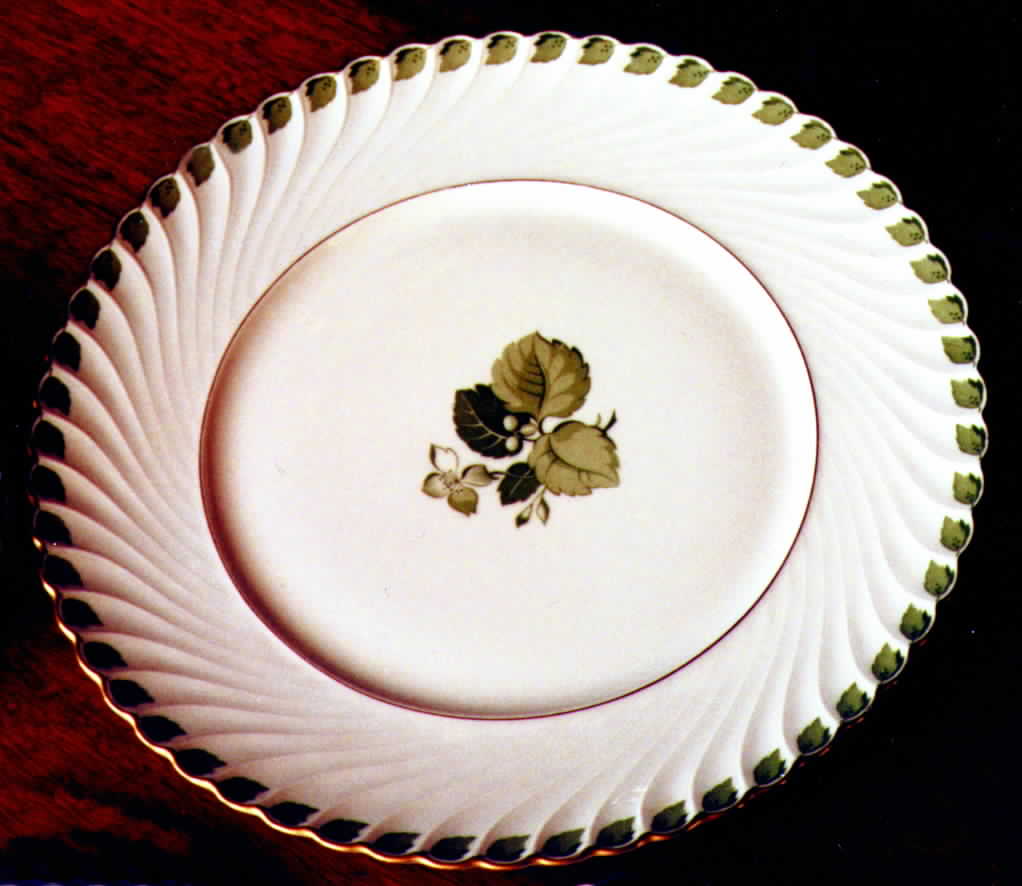 ROB194 Dinner Plate by Royal Bayreuth-1