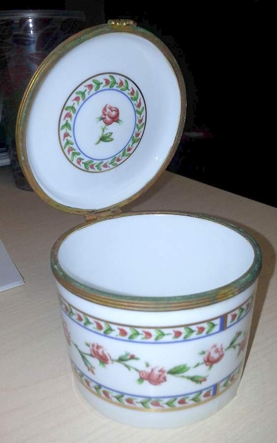 Histoire De Roses Round Hinged Box by Raynaud-1