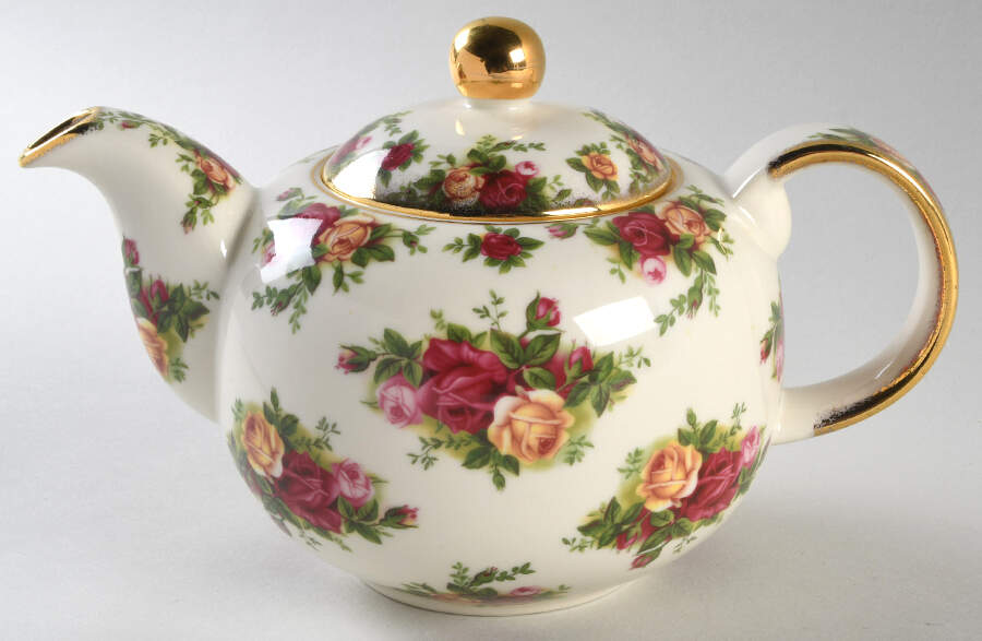 Old Country Roses (Classic III) Teapot & Lid by Royal Albert-1