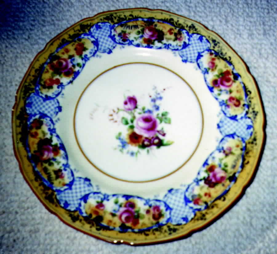 RD86 Dinner Plate by Royal Doulton-1