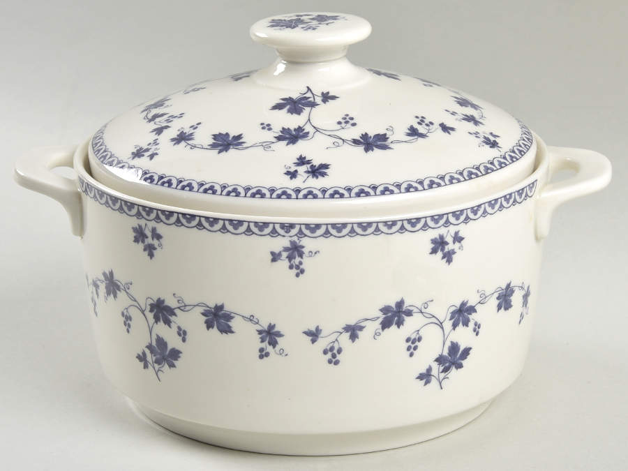 Yorktown 1.25 Qt Round Covered Casserole by Royal Doulton-1