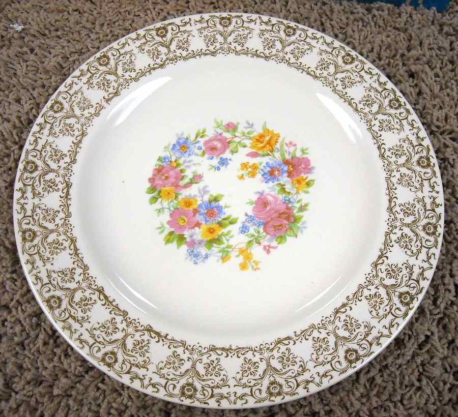 Rosebud Dalton Dinner Plate by Royal (USA)-1