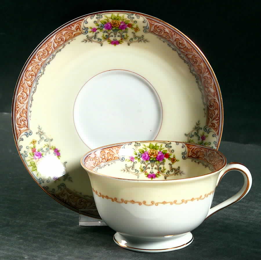 RO16 Footed Cup & Saucer Set by Rose (Japan)-1