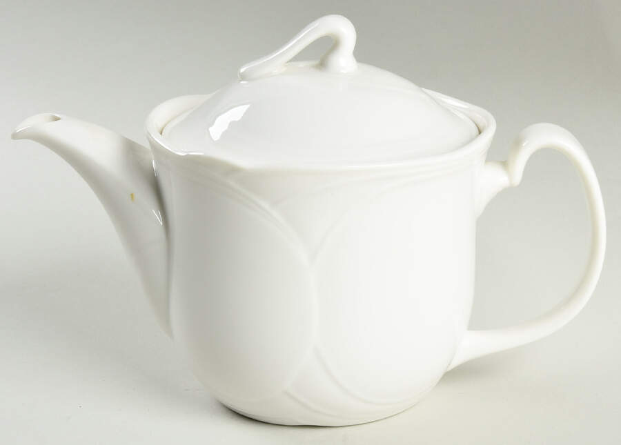 RD91 Small Teapot & Lid by Royal Doulton-1