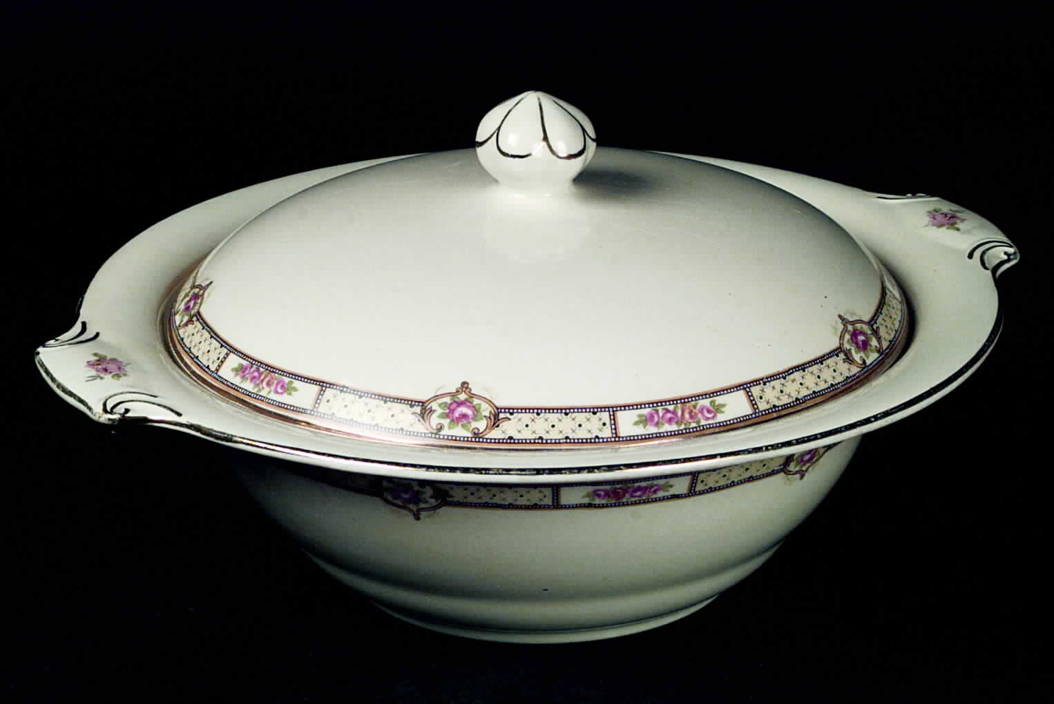 E2196 Round Covered Vegetable by Royal Winton-1
