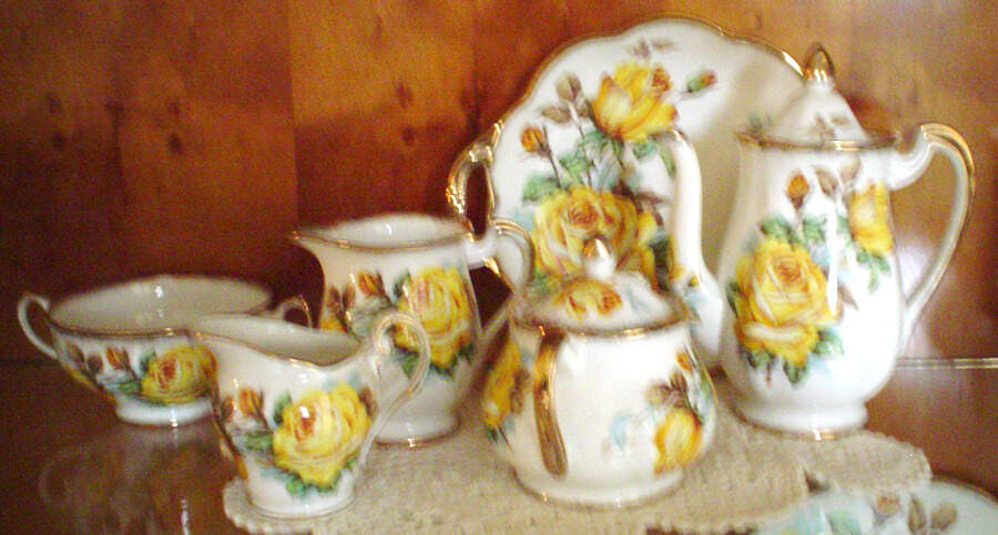 Roses of Piccardy Coffee Pot & Lid by Royal Standard-1