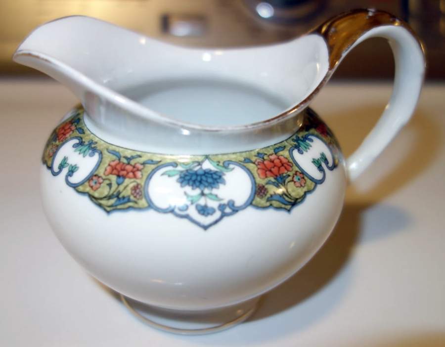 ROB208 Creamer by Royal Bayreuth-1