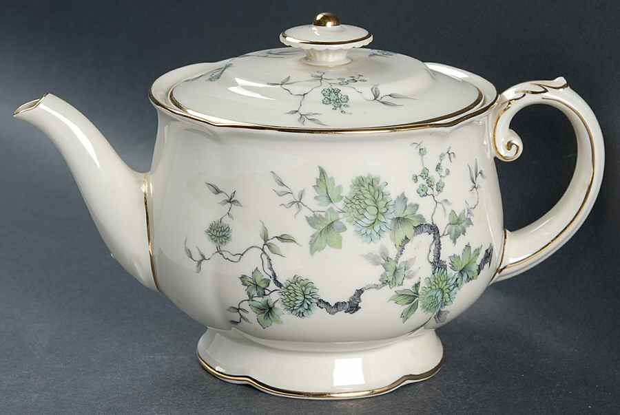 ROB209 Teapot & Lid by Royal Bayreuth-1