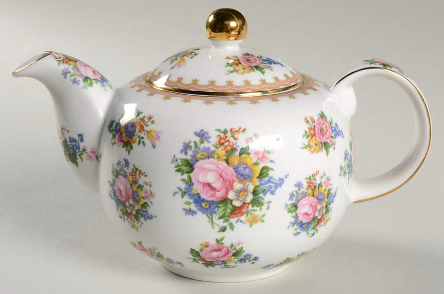 Lady Carlyle (Classic Collection) Teapot & Lid by Royal Albert-1