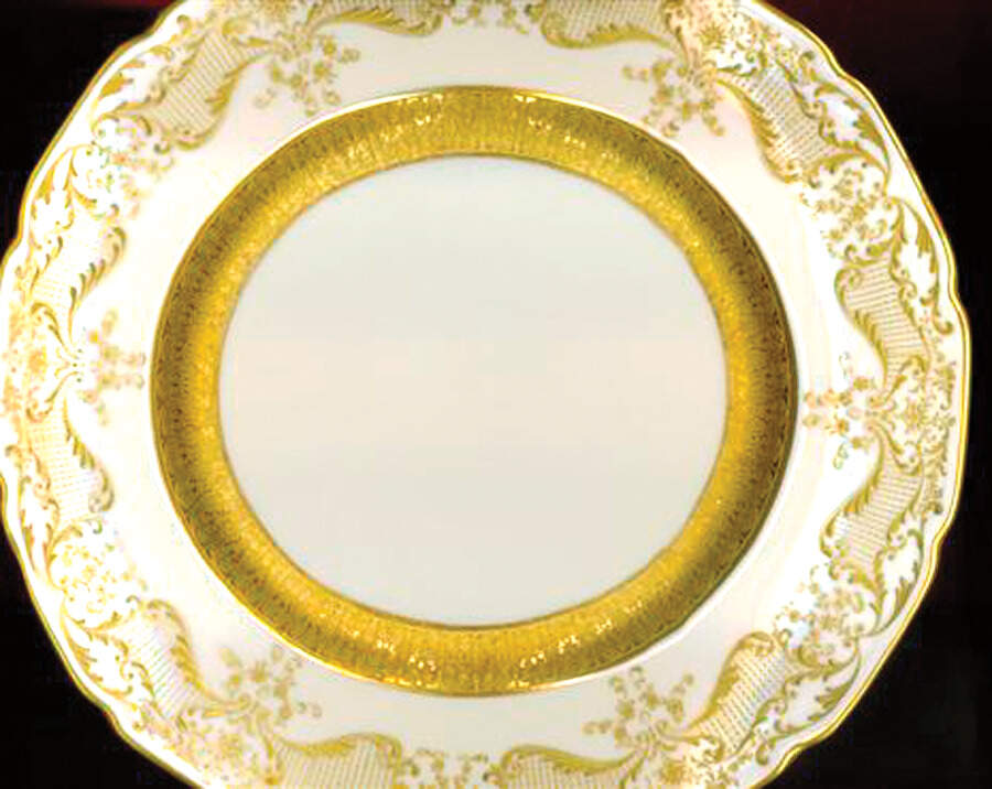 E4947 Dinner Plate by Royal Doulton-1
