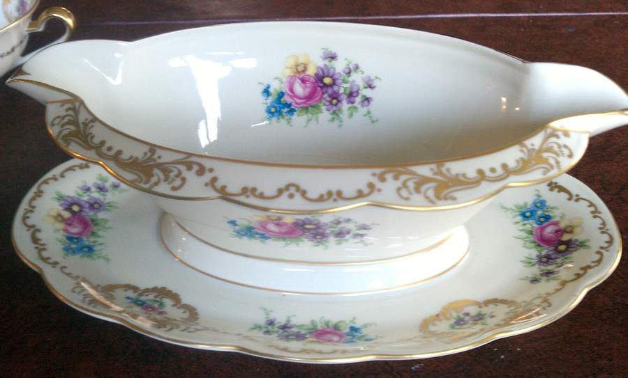 ROB218 Gravy Boat with Attached Underplate by Royal Bayreuth-1