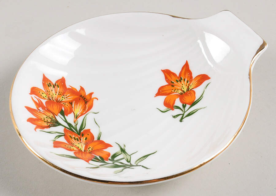Prairie Lily (Ribbed, Gold Trim) Shell Shaped Dish by Royal Windsor-1