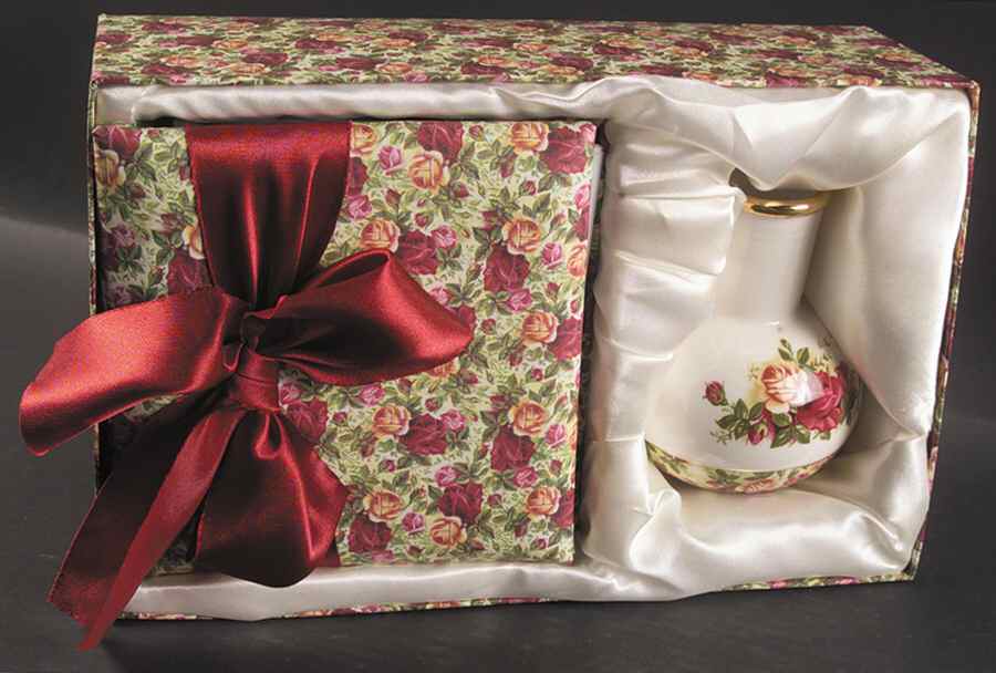 Old Country Roses Chintz Collection Photo Album & Vase 5" Box Set by Royal Albert-1
