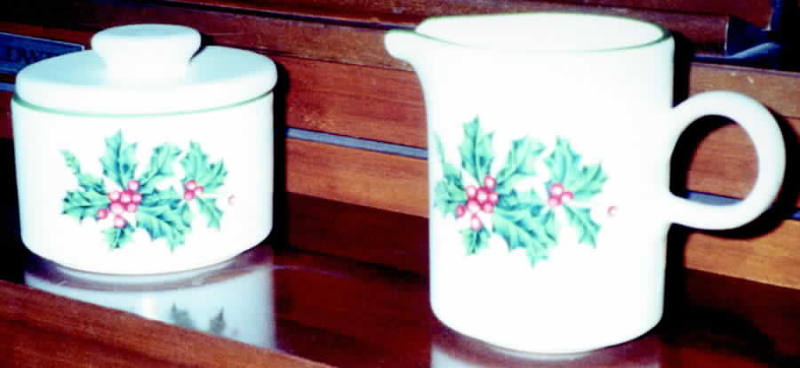 RYL146 Sugar Bowl & Lid by Royal (USA)-1