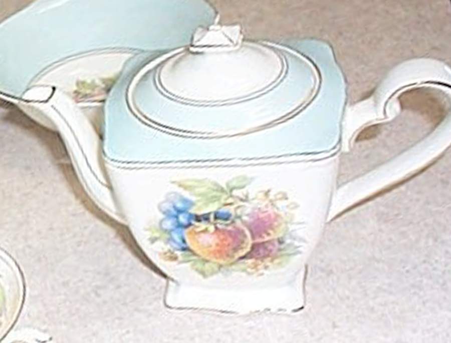 RWI43 Teapot & Lid by Royal Winton-1