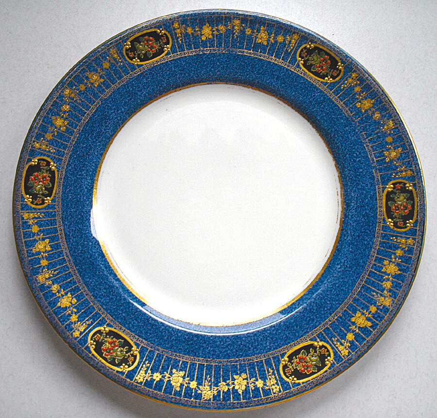 H1279 Dinner Plate by Royal Doulton-1
