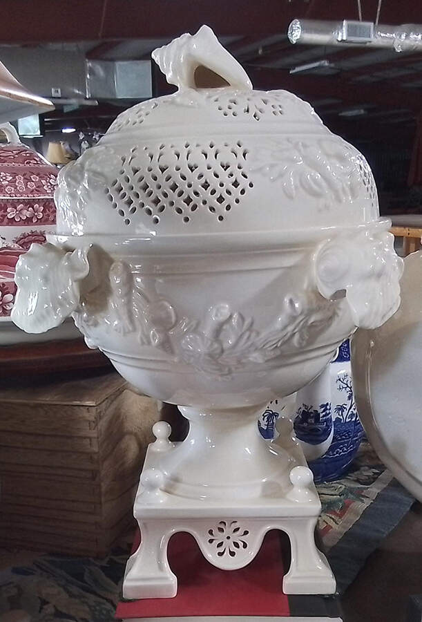 Masterpieces Cockle Pot & Lid by Royal Creamware-1