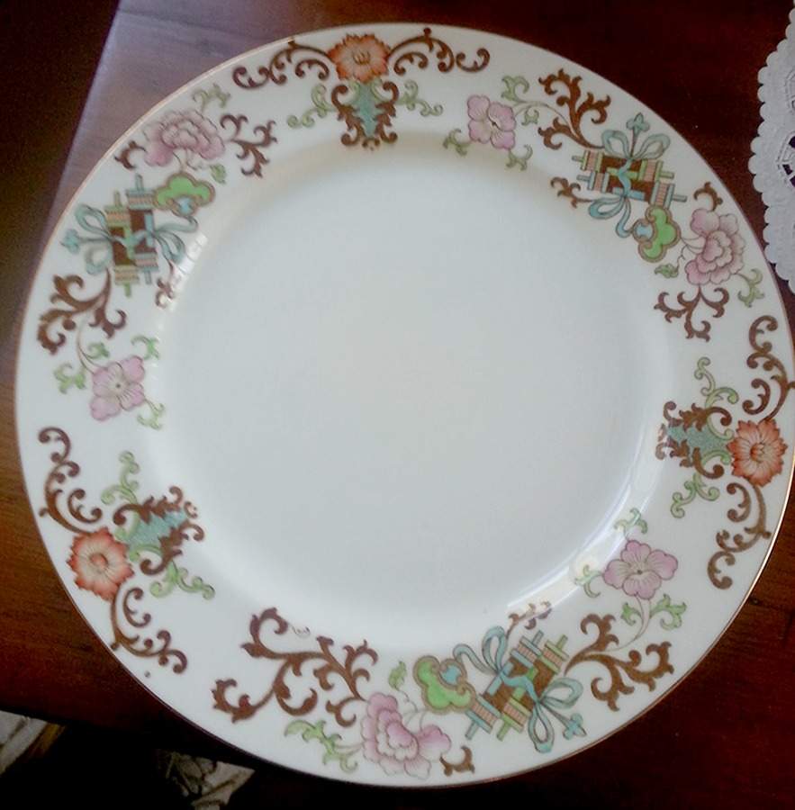 C7702 Dinner Plate by Royal Doulton-1
