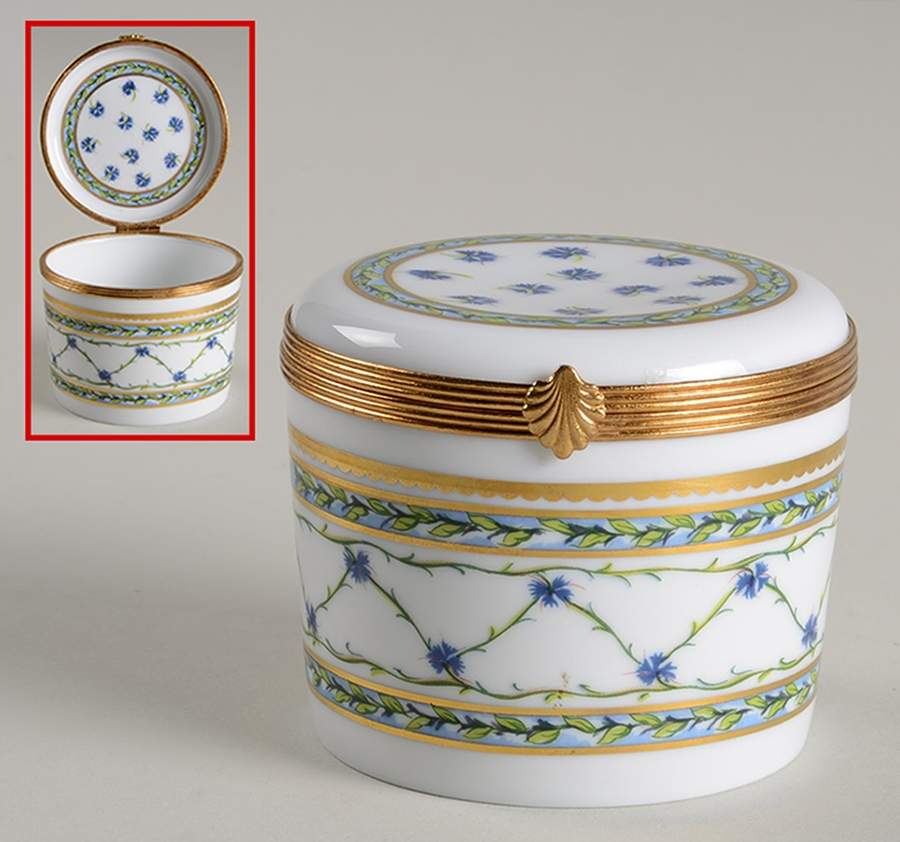 Allee Royale Hinged Box w/No Candle by Raynaud-1