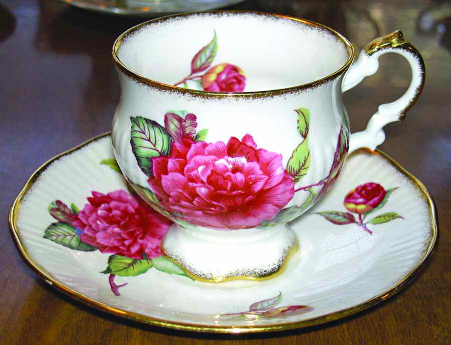 R2C6 Footed Cup & Saucer Set by Royal Crest(England)-1