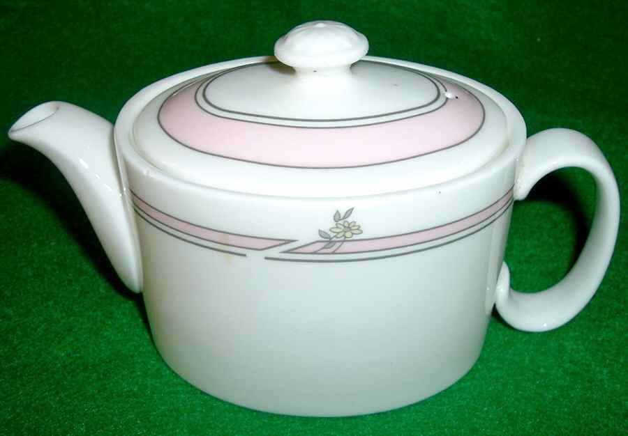 RD135 Teapot & Lid by Royal Doulton-1