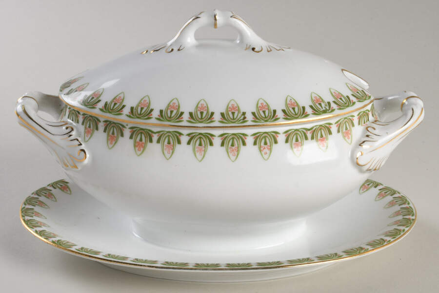 RSC48 Sauce Boat with Attached Underplate & Lid by Royal Schwarzburg-1