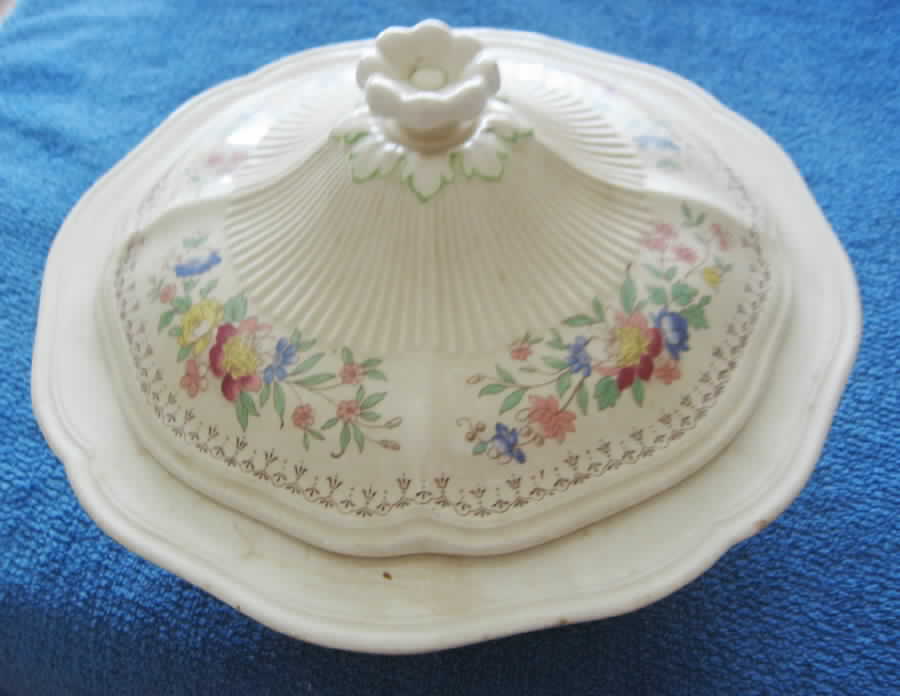 Pompadour Round Covered Vegetable by Royal Doulton-1