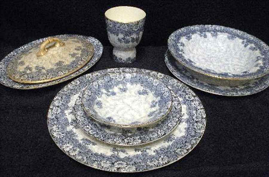 RD189 Dinner Plate by Royal Doulton-1