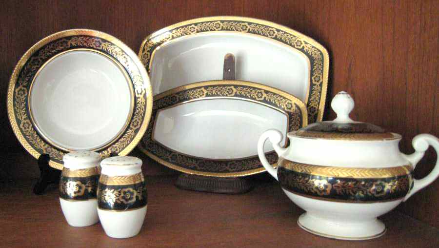 Ryb22 Sugar Bowl & Lid by Royal L B-1