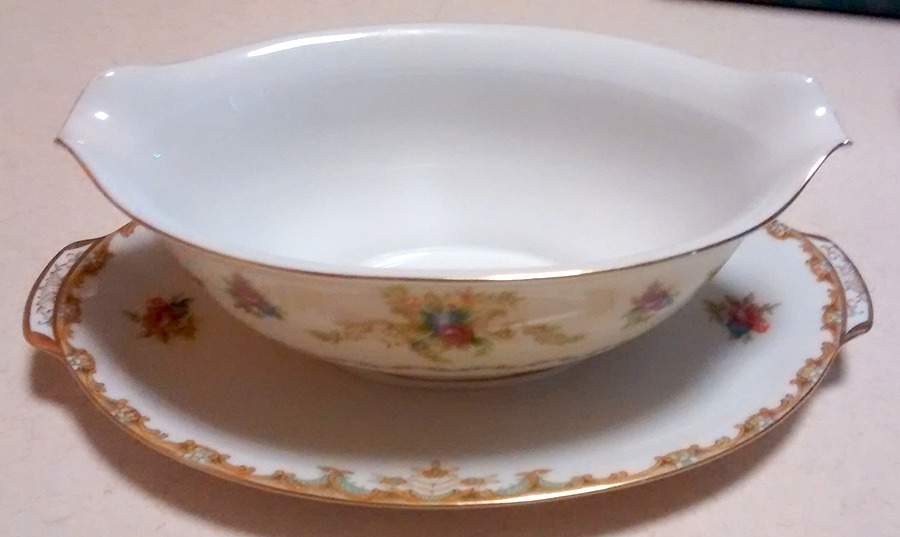 Reg18 Gravy Boat with Attached Underplate by Regal (Japan)-1