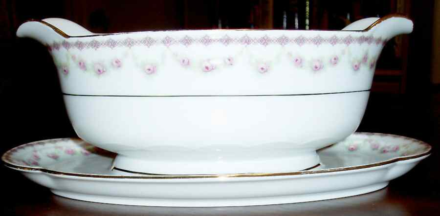 ROB328 Gravy Boat with Attached Underplate by Royal Bayreuth-1