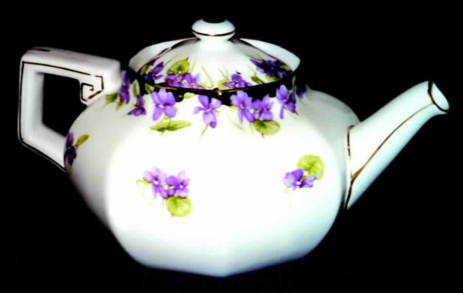 H2747 Teapot & Lid by Royal Doulton-1