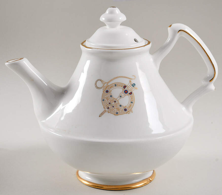 Tara Brooch (Smooth) Teapot & Lid by Royal Tara-1
