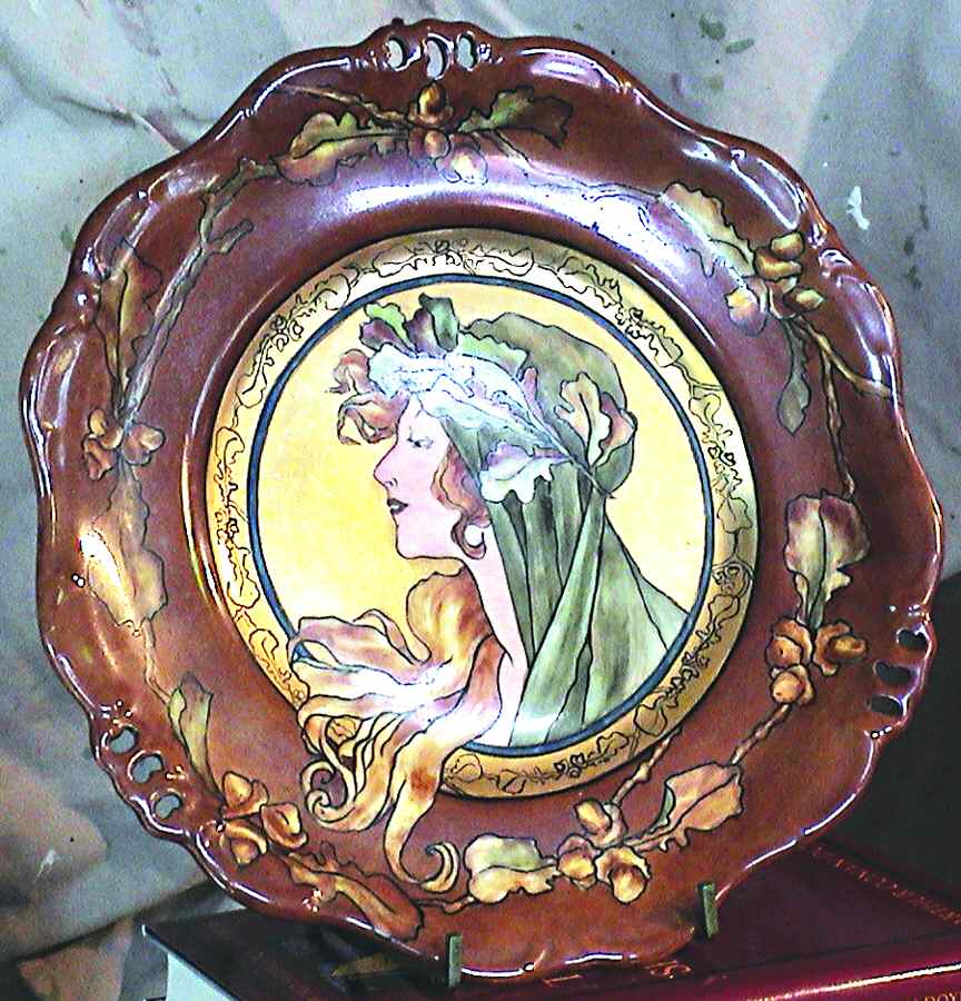 RD219 Dinner Plate by Royal Doulton-1