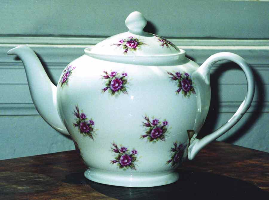 ROA220 Teapot & Lid by Royal Albert-1