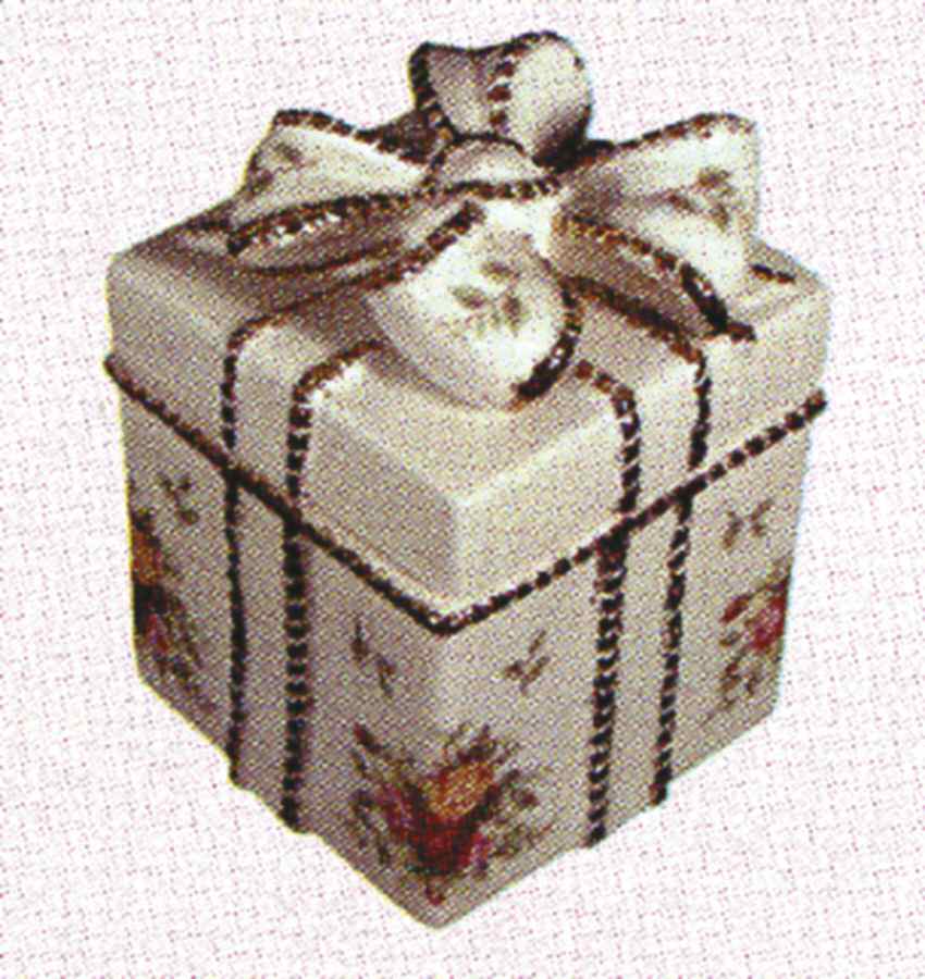 Old Country Roses (Holiday Giftware) Square Box with Lid by Royal Albert-1