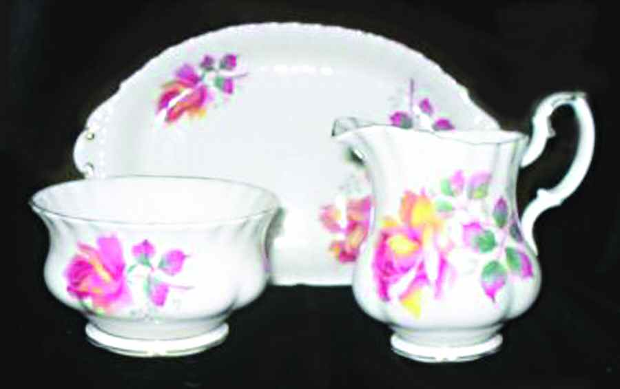 ROA175 Creamer & Sugar with Lid & Tray Set by Royal Albert-1