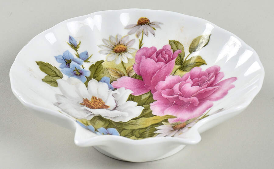 RST113 Shell Shaped Dish by Royal Stafford-1