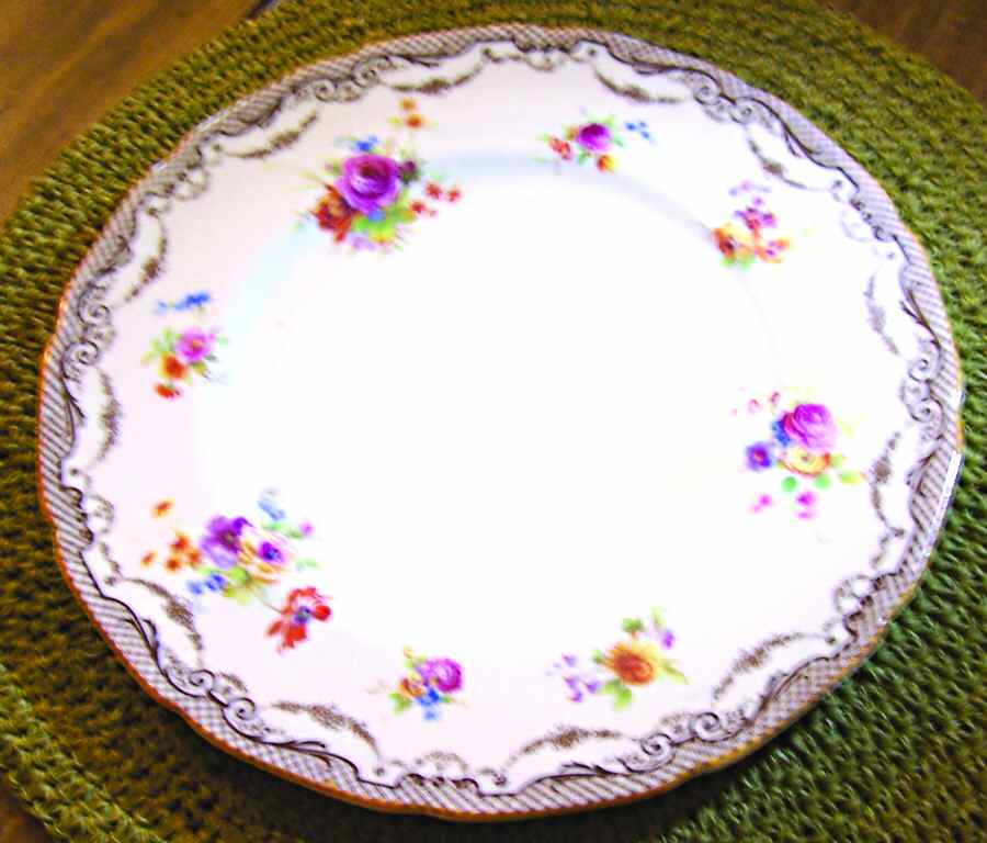 V1557 Dinner Plate by Royal Doulton-1