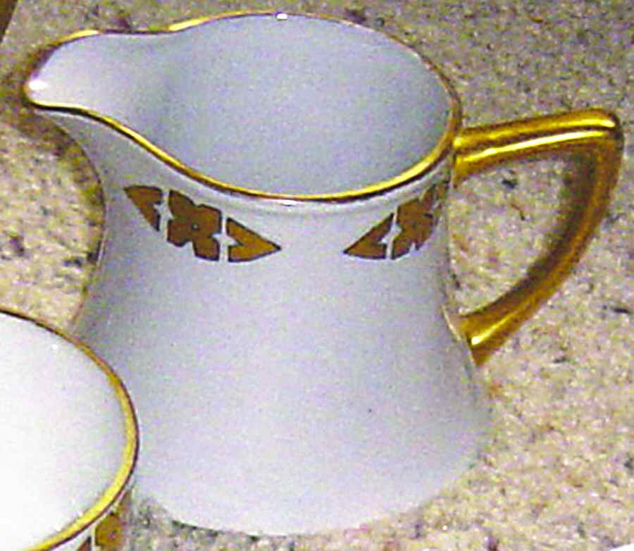 ROB364 Creamer by Royal Bayreuth-1